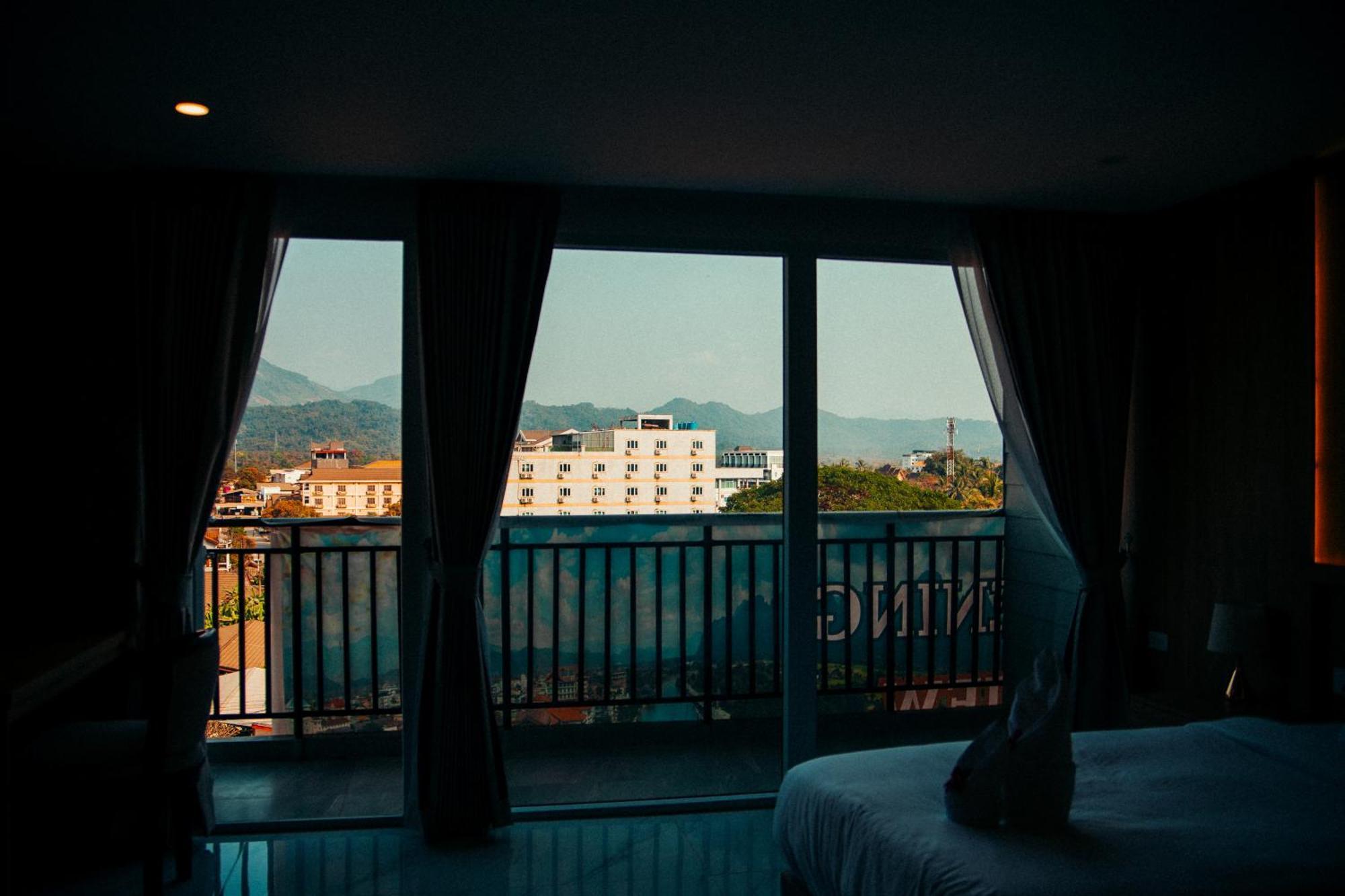 The Elephant Crossing Hotel Vangviang Kültér fotó